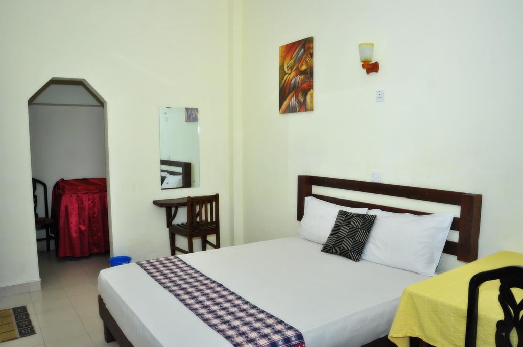 Blumarine Guest House Negombo Rum bild