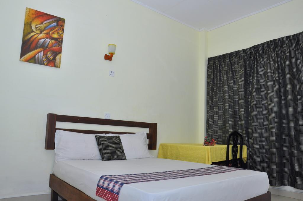 Blumarine Guest House Negombo Rum bild